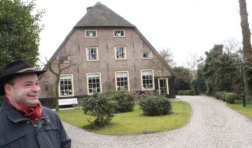 Johan Doornenbal voor Koddestein (Dorpsweg 61 te Maartensdijk) met in de voorgevel vier twaalf-ruits schuifvensters en twee cirkelvormige baksteendecoraties.