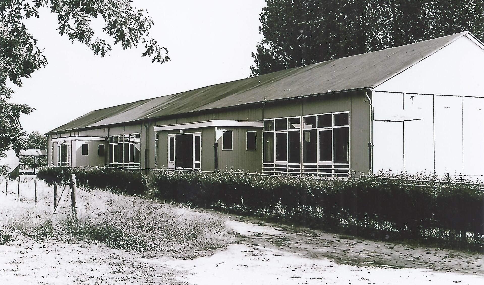 Het houten schoolgebouw aan de Dennenlaan in 1960. (foto via Koos Kolenbrander)