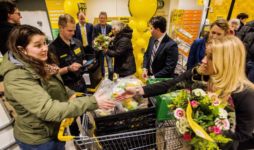CFO Ton van Veen en ondernemers Jelle en Wiljanda (rechts) van Jumbo Farenhorst verwelkomen klanten bij het 200ste Pick Up Point van Jumbo.