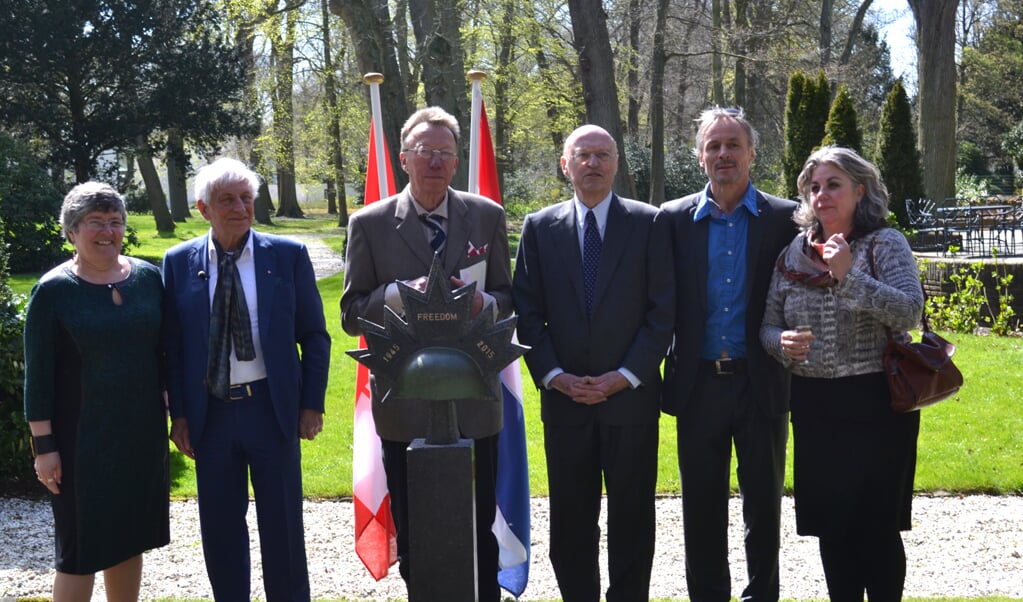 V.l.n.r. Ms. Sabine Nölke, ambassadeur Canada, Philipp van der Zeeuw, Gé Veldhuijzen (buurman), Leo van den Dool, Ruud van de Vliet en Patrizia Esposito.