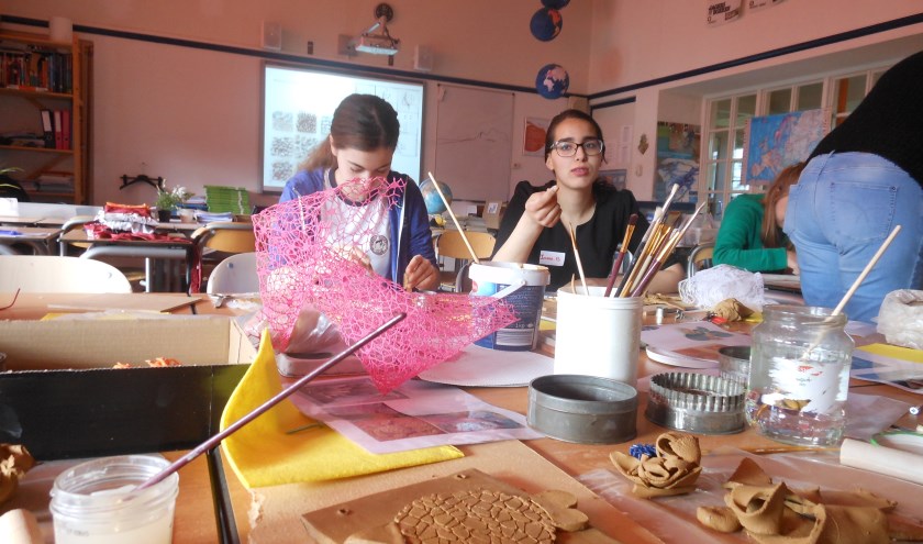 Tessa en Iman maken kleifiguren.