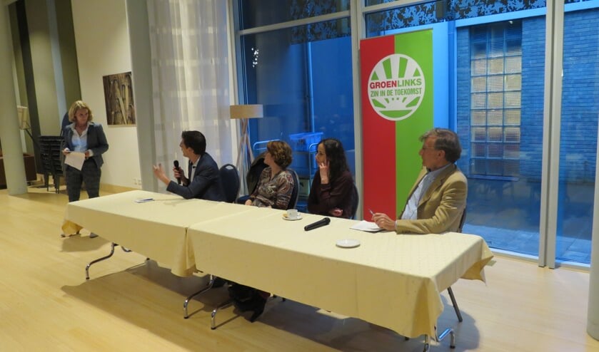 V.l.n.r. gedeputeerde Mariette Pennaerts, Europarlementariër Bas Eickhout, Birgit Loos (RIVM), Faiza Oulahsen (Greenpeace) en Klaas van Egmond (Hoogleraar RUU)