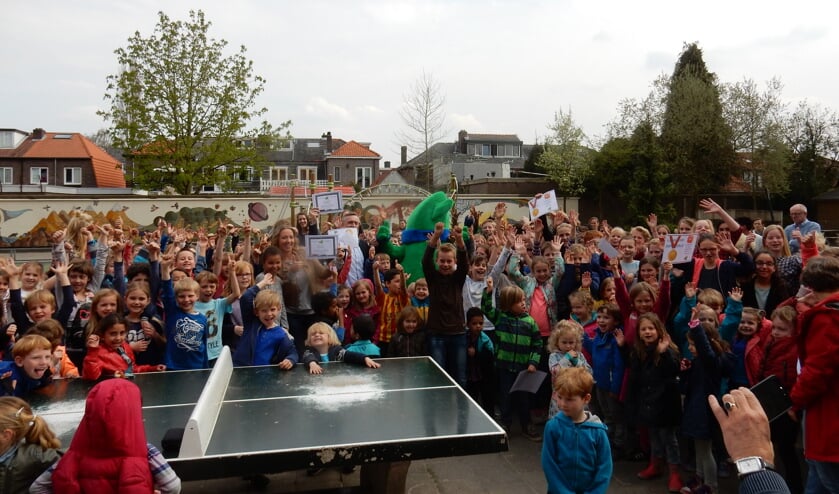Alle negen leerlingen, die 30 of meer pakjes stroopwafels hebben verkocht kregen een prijs: zij kunnen samen met iemand naar een film naar keuze. Nikée Nelemaat (groep 8) verkocht 182 pakjes en Brent van Doesburg (groep 4) raakte 99 pakjes kwijt.