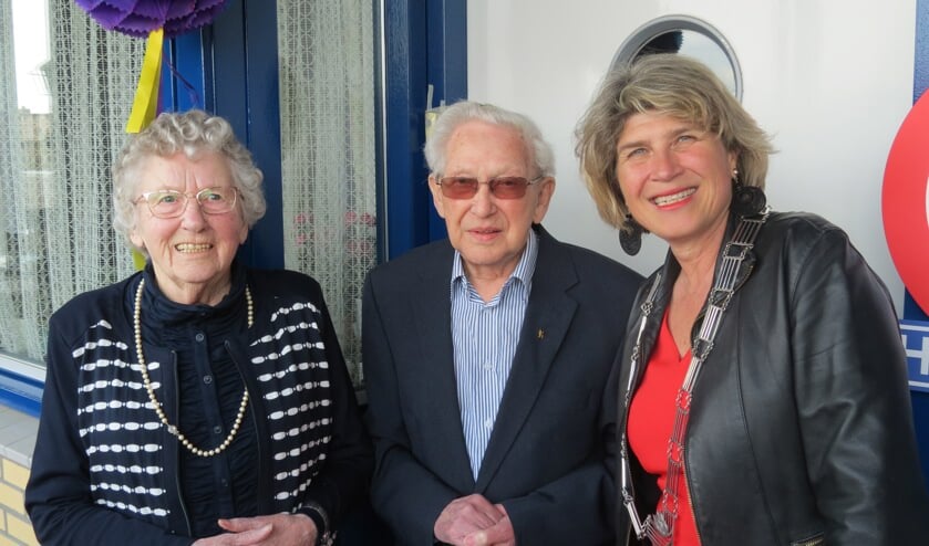 Locoburgemeester Madeleine Bakker met het bruidspaar.