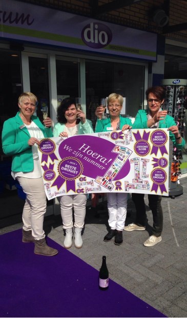 Het team van Van Rossum heft het glas op de overwinning.