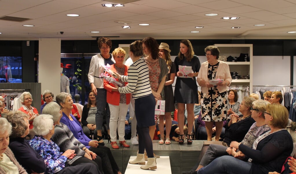 De modellen op de catwalk worden bedankt door Gerjanne Nagel.