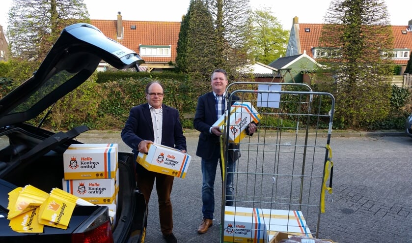 Ook meester Harry Prosman van de Maartensdijkse School met de Bijbel kon z'n auto vol laden.