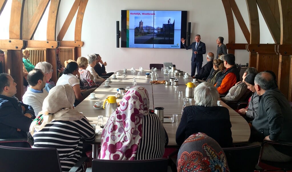 Burgemeester Arjen Gerritsen vertelt de vrijwilligers en cursisten van de Nederlandse taallessen over de gemeente De Bilt.