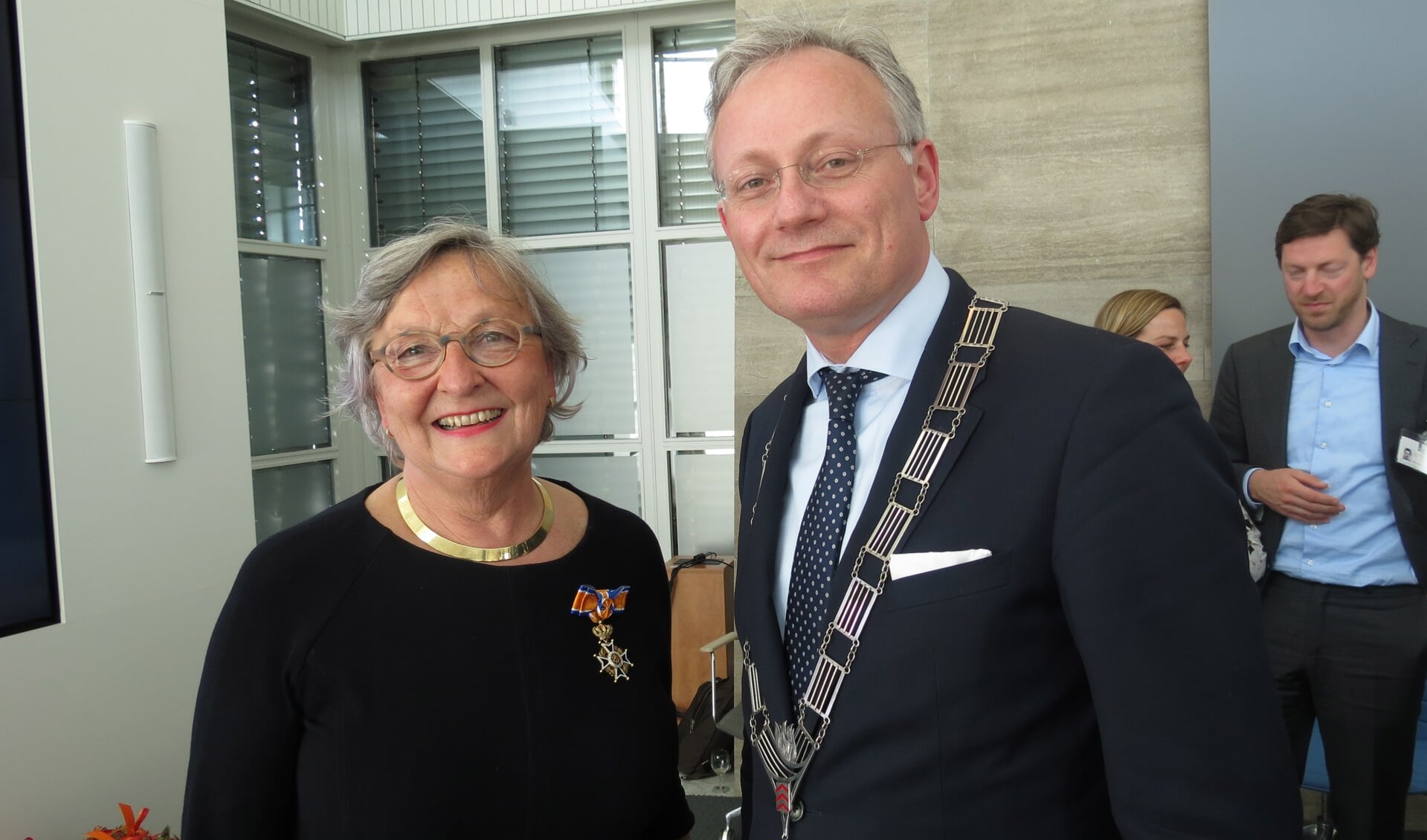 Een glunderende Officier in de Orde van Oranje-Nassau.