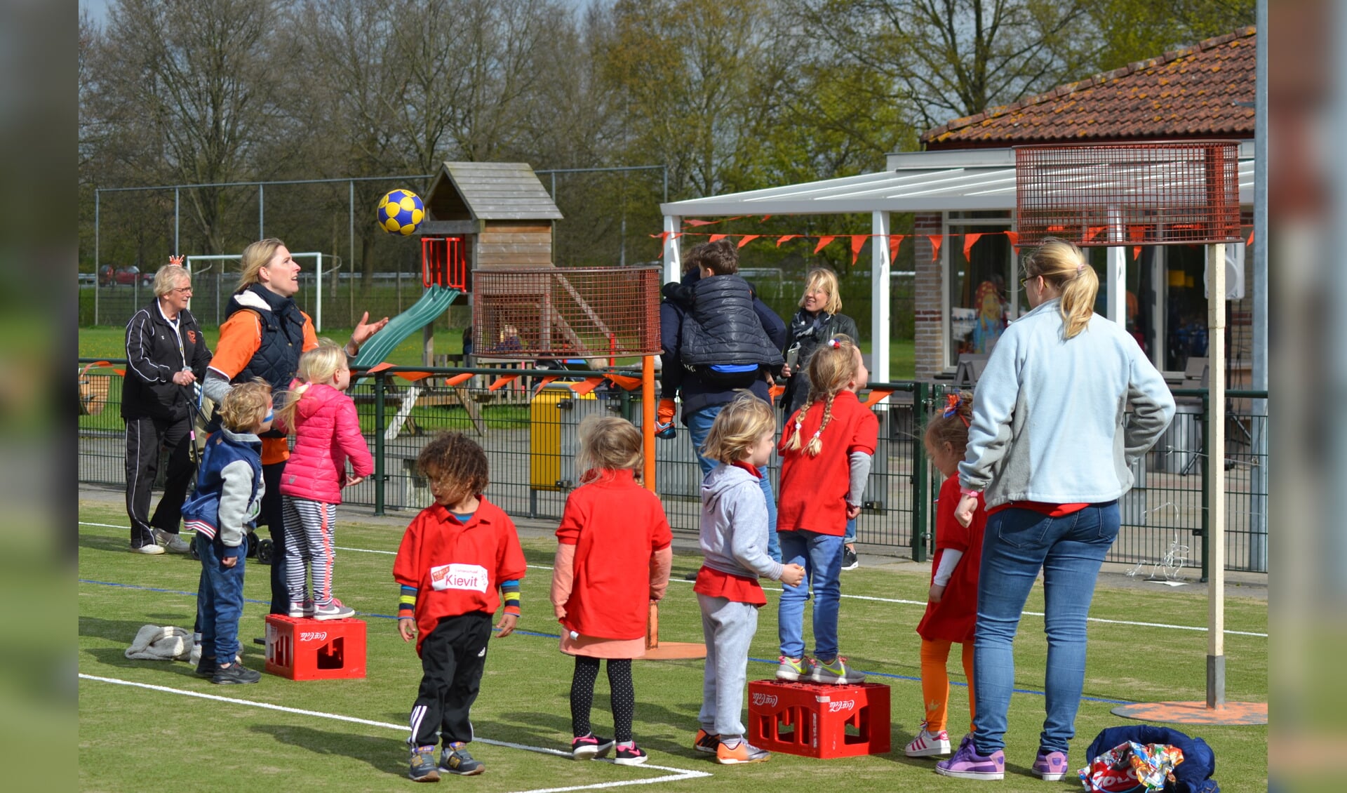 Een XL korf ontbrak niet in het spellencircuit.