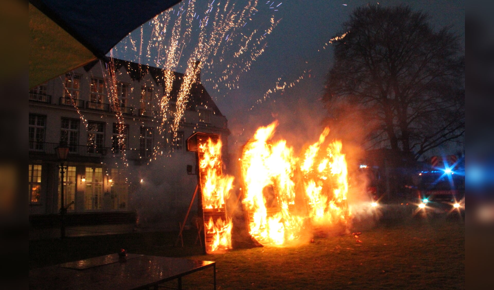 Met hoog oplaaiende vlammen en prachtig vuurwerk werd het jubileumjaar ingezet.