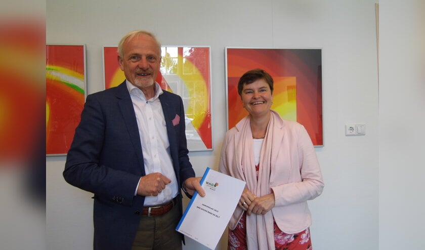 Wethouder Anne Brommersma heeft het Jaarverslag van de Wmo Advies Raad De Bilt in ontvangst genomen. 'Ik ben blij met deze raad en neem hun adviezen serieus. Ons contact is goed en de overleggen verlopen naar wens'.