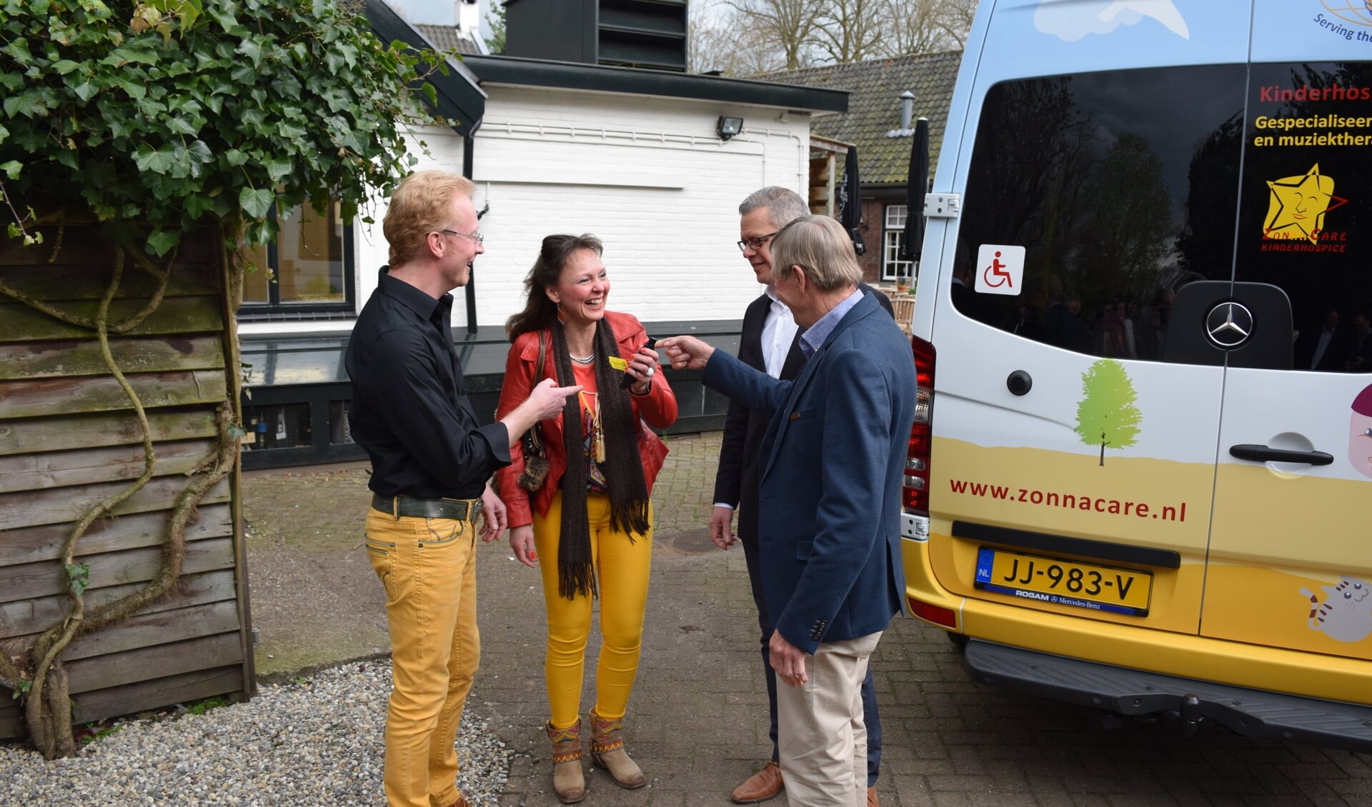 De sleutel van de bus wordt overhandigd door Gijs van Lennep.