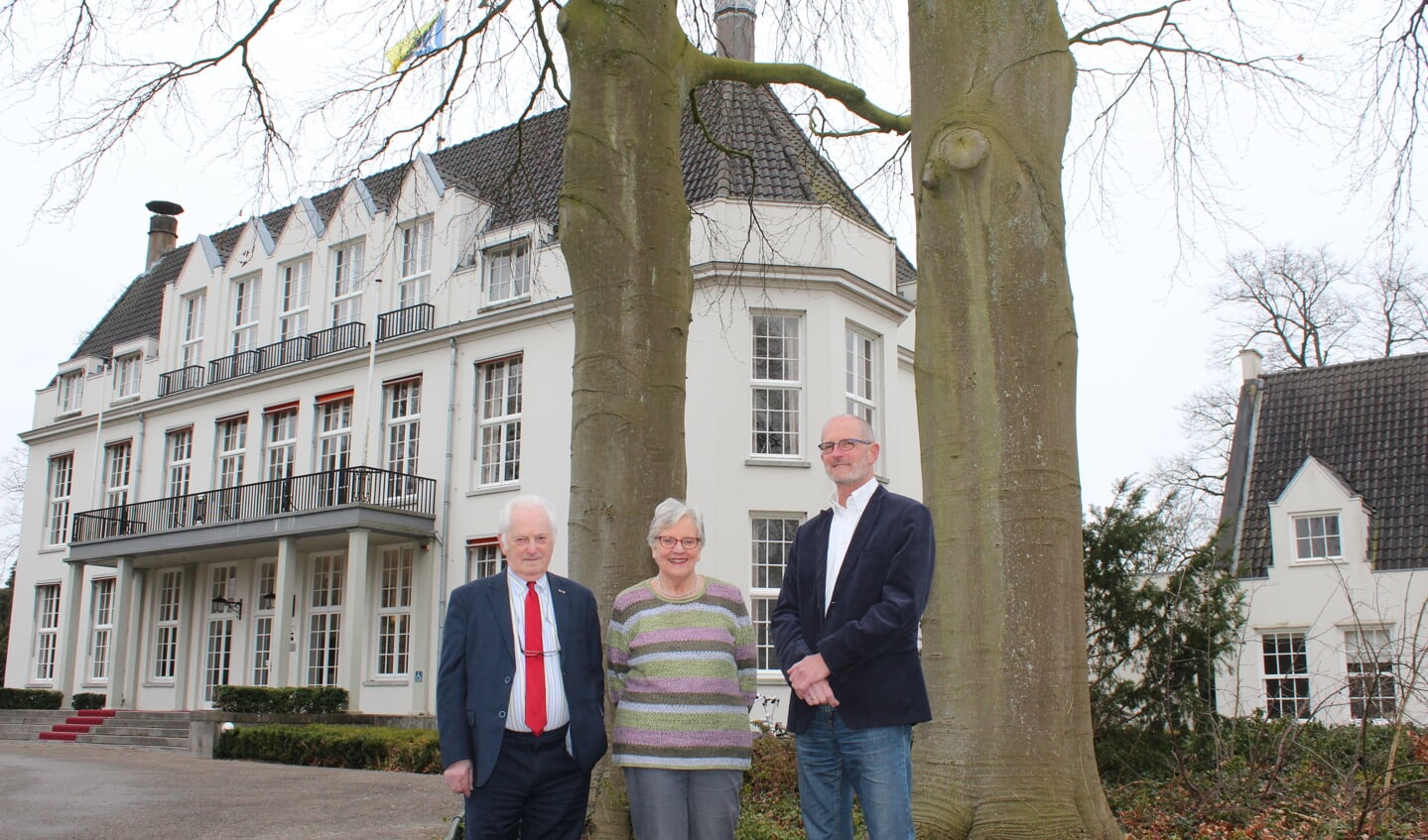 V.l.n.r. Karel Beesemer, Lied Haan en Jan Schuurman voor de inmiddels volgroeide bomen. [foto Henk van de Bunt]
