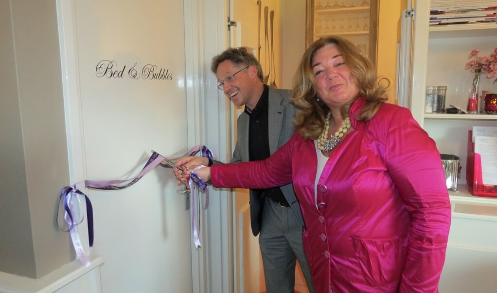 Met het doorknippen van een lint opende wethouder Hans Mieras, bijgestaan door Jacqueline Teunissen, officieel Bed & Blessings.