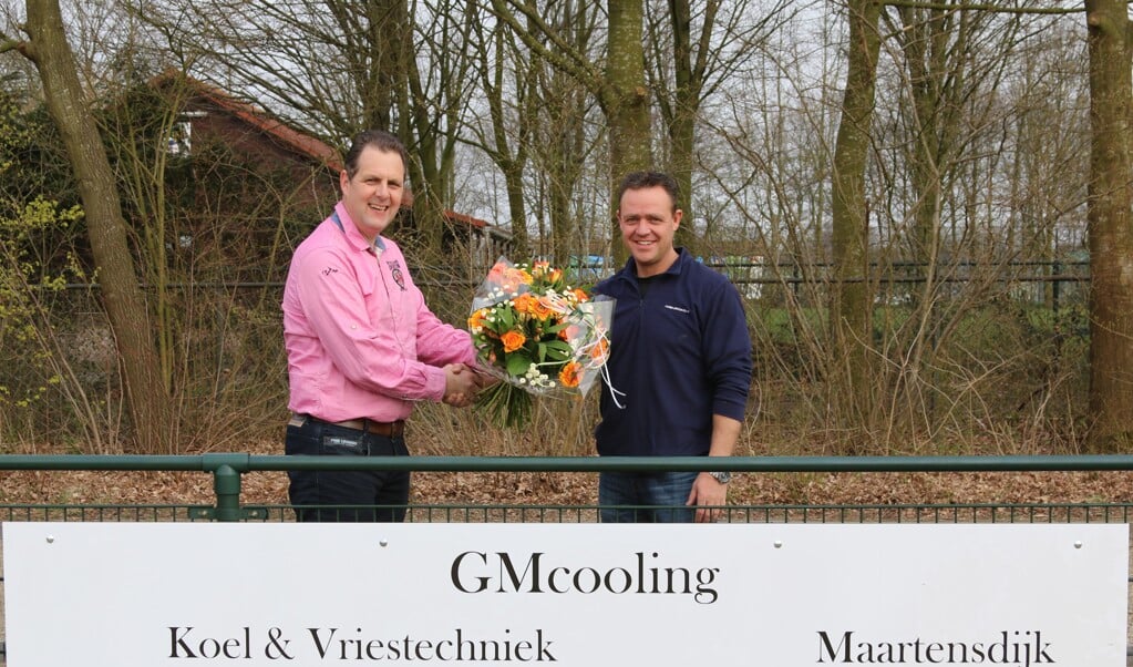 Eigenaar Gert Middendorp kwam naar het korfbalveld om het nieuwe reclamebord te bewonderen en namens voorzitter Bert Bos een bloemetje van de vereniging in ontvangst te nemen. [Hester Ploeg]