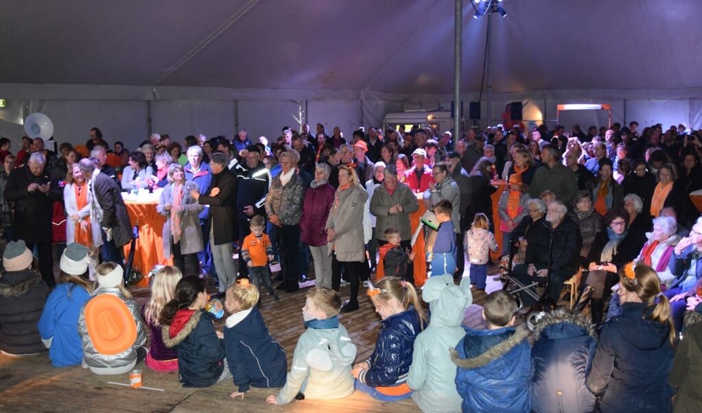 Op Koningsdag was de tent in weer tot de nok gevuld. 