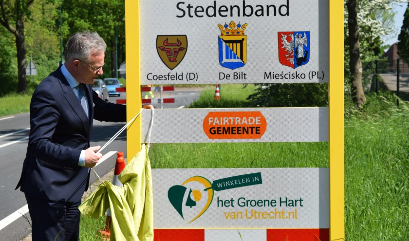 Arjen Gerritsen onthult het bord.
