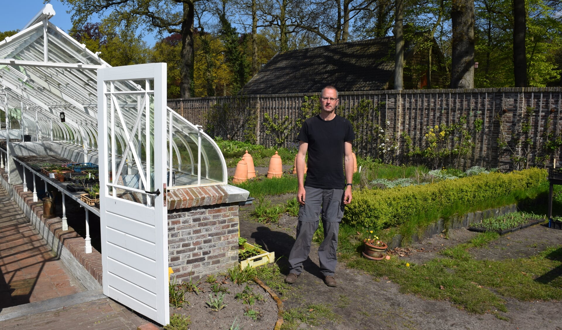  Luuk Schouten viert zaterdag 14 mei het tienjarig bestaan van zijn tuin.