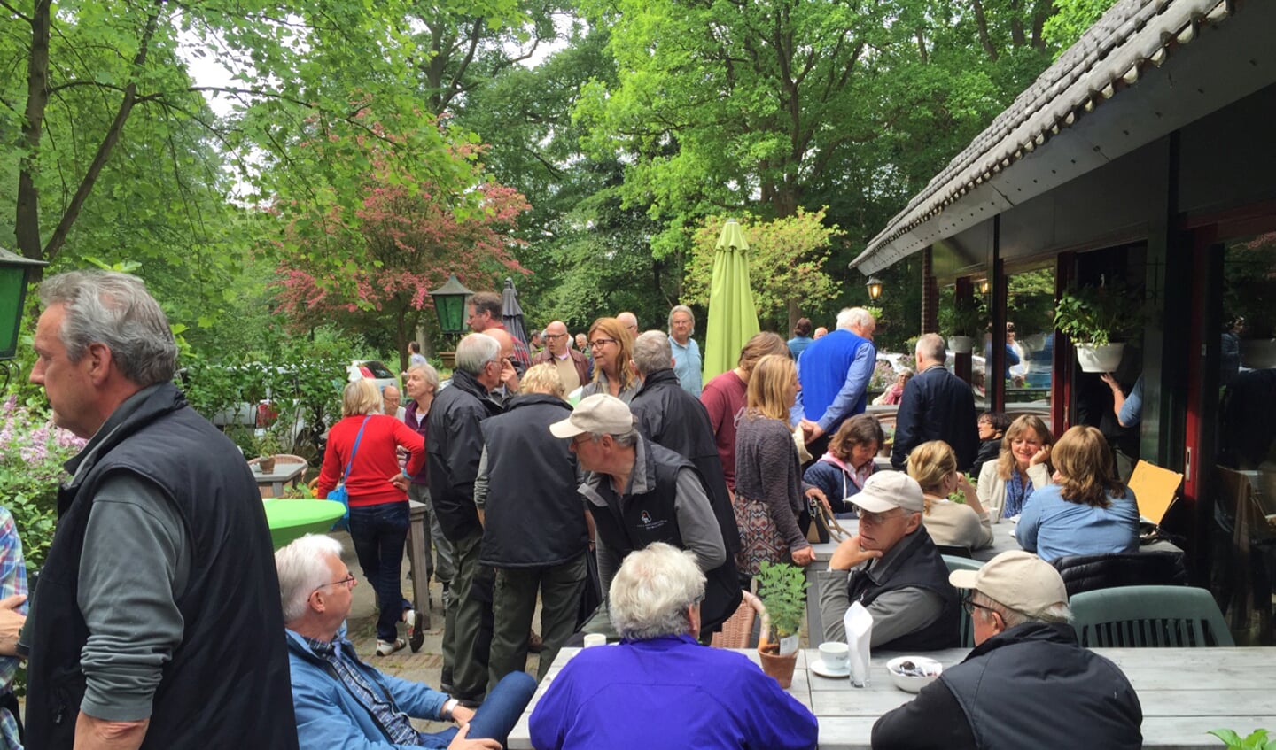 Veel aanwezigen zochten het terras op voor de officiële opening van het ecoduct.