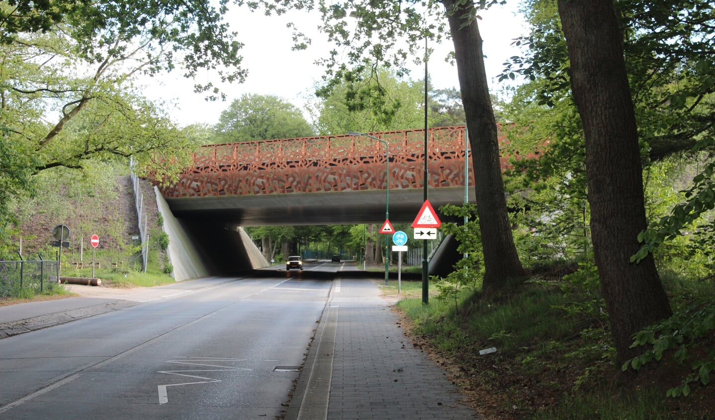 De natuurverbinding tussen het Gooi en de Utrechtse Heuvelrug is in maart 2016 afgerond. De nieuwe brug overspant de Utrechtseweg (N417) en heeft ook een fiets- en ruiterpad. Op 21 mei a.s. is de officiële opening van 11.00 tot 12.30u. van de ecoducten en toegankelijk voor publiek.
