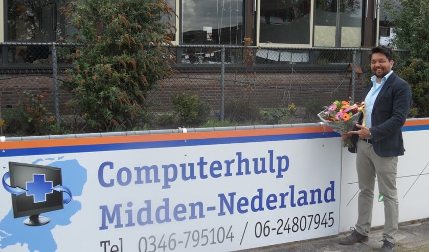 Homayun naast het bord.