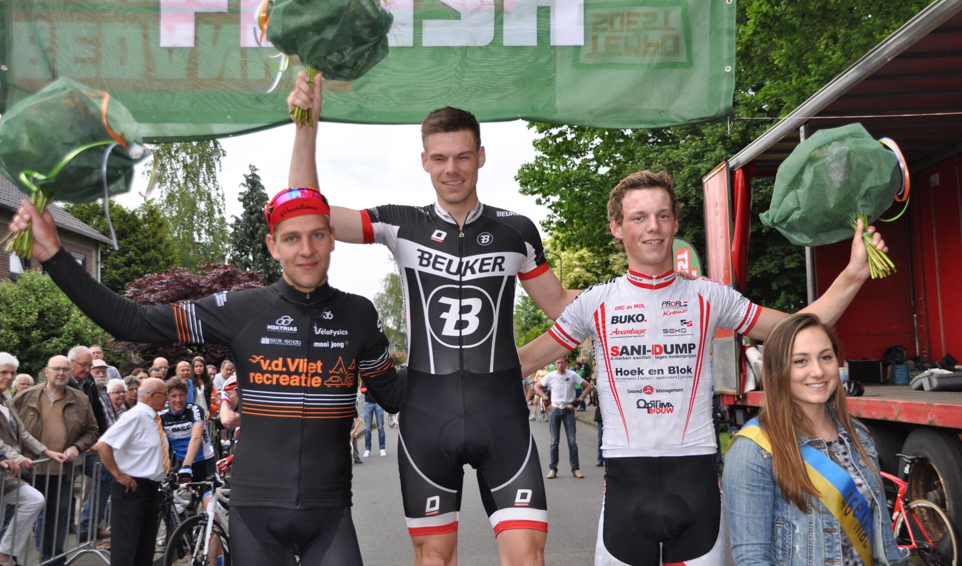 Het podium bij de Amateurs: Winnaar Martin van Plateringen, Niels van der Pijl (l), Antonie van Noppen en Rondemiss Teri Agterberg.