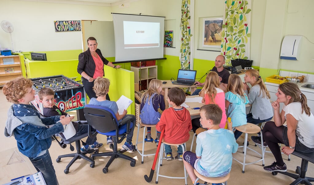 Pascale Nelemaat en Joost Hoffland in gesprek met de kinderen. (foto Hans Lebbe)