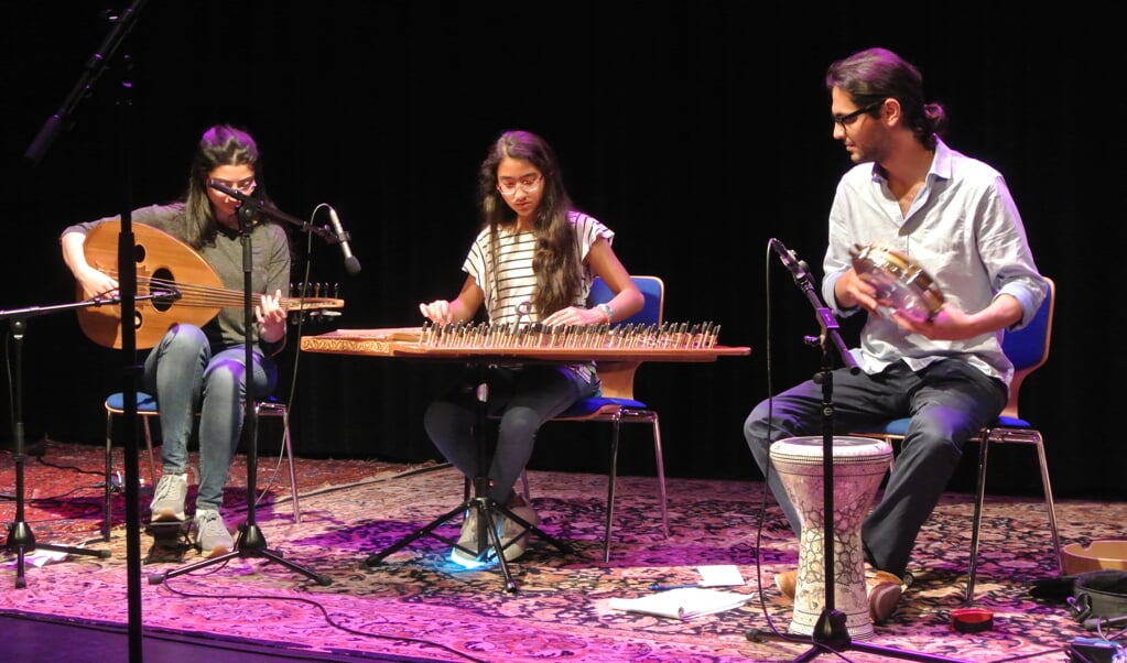 Het Trio Qasyon uit Syrië speelde betoverende Arabische muziek. Het meisje in het midden speelt de qanun, een soort cimbaal met 26 snaren. Zij is slechts 12 jaar en speelde de sterren van de hemel.