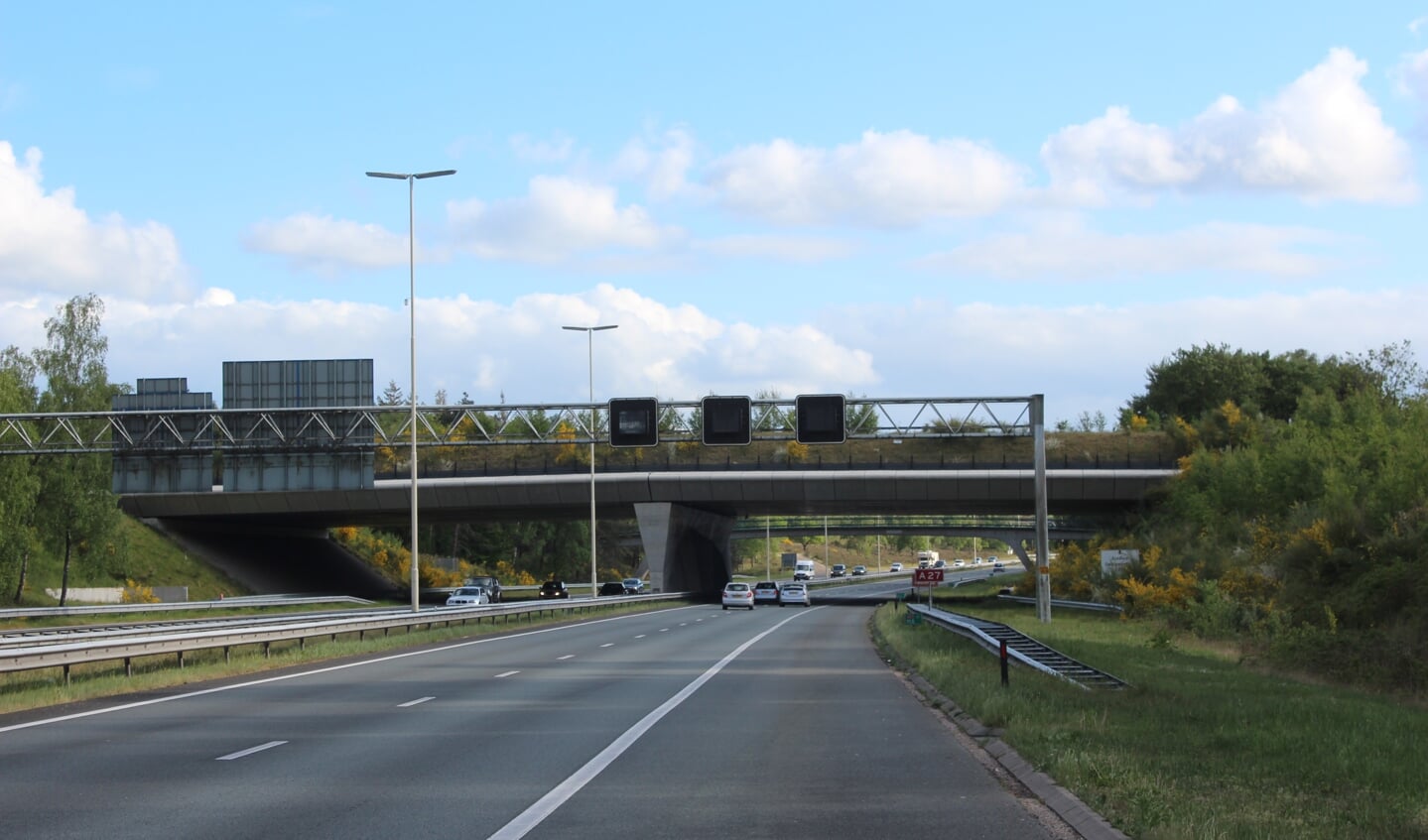 ProRail & Rijkswaterstaat legden het ecoduct over de A27 en de spoorweg Utrecht - Hilversum aan.