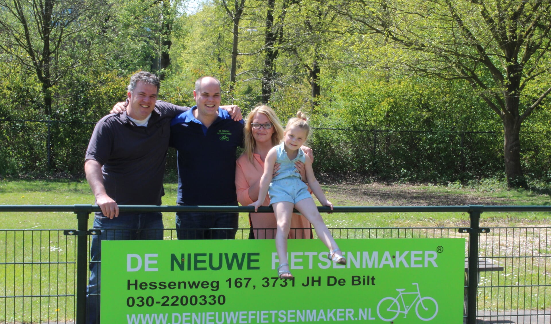 Op de foto Marc met zijn gezin samen met Andrew van der Weerdt namens Nova.