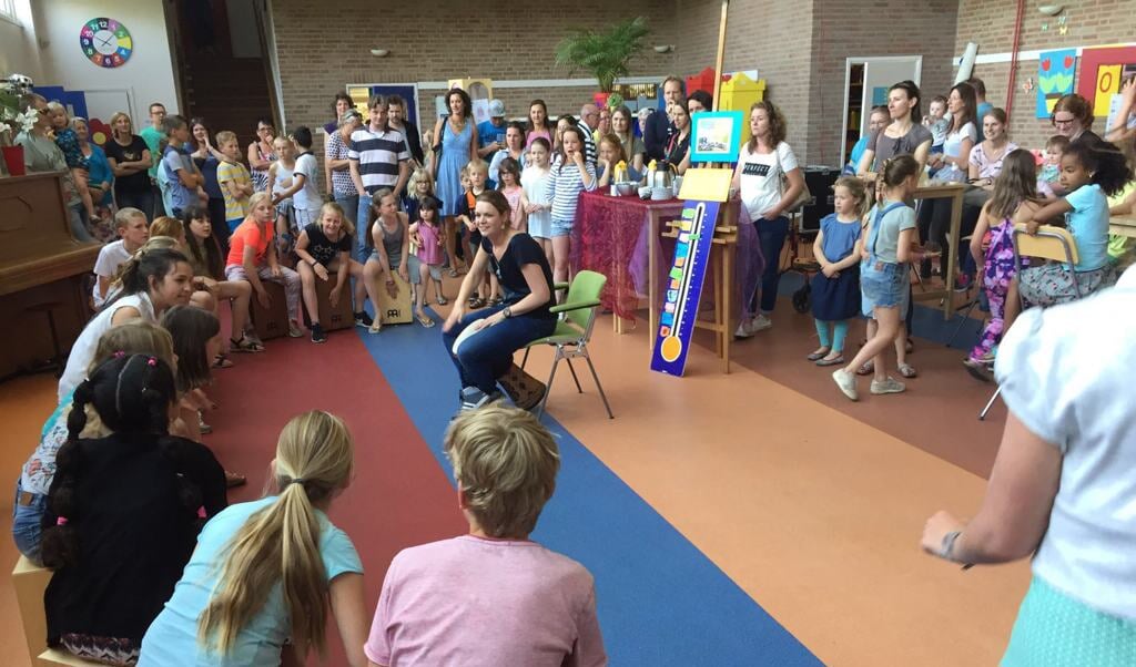 Als afsluitend onderdeel van de Kidsfair verzorgden leerlingen van groep 7 een djembé-sessie in de hal van de school.