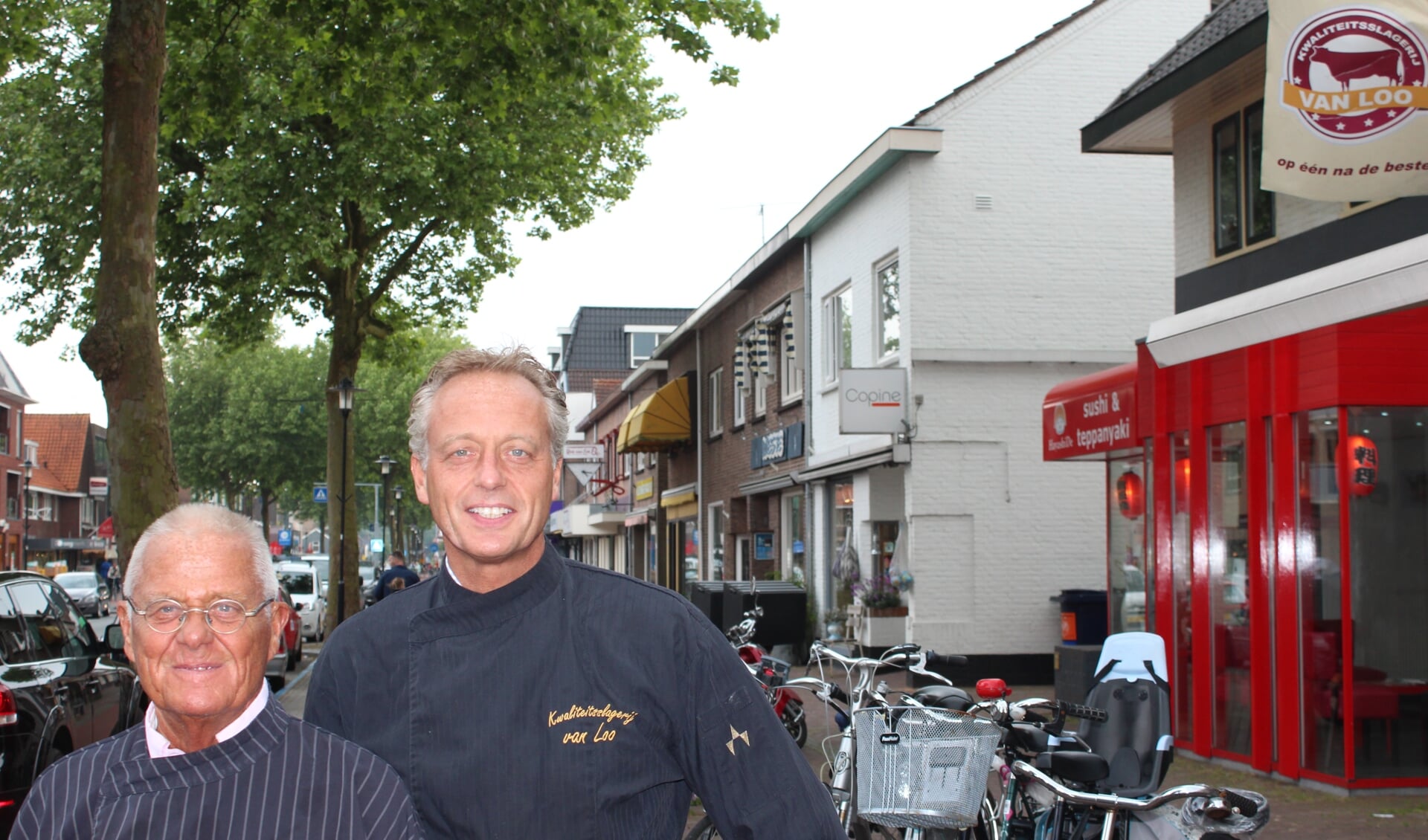 Oud-voorzitter en voorzitter van de Winkeliersvereniging, vader en zoon, Roel en Bas van Loo op de Hessenweg, waar het zaterdag weer ouderwets druk zal zijn.