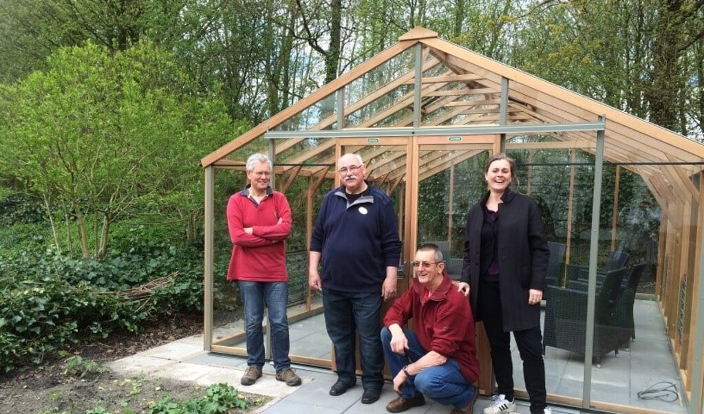 v.l.n.r. Wim, Martin, Louis en Rineke voor de nieuwe tuinkamer.