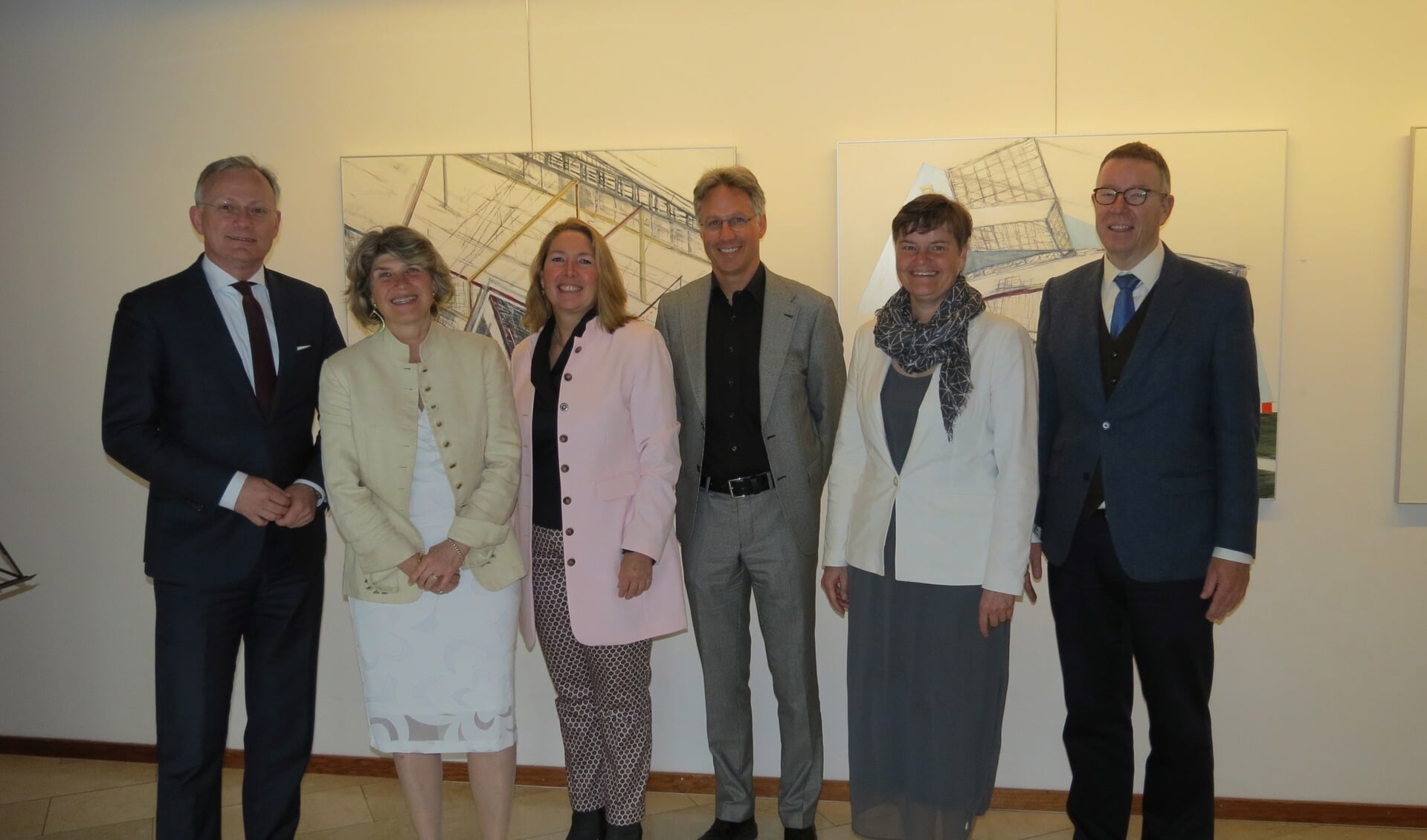 V.l.n.r. burgemeester Arjen Gerritsen, de wethouders Madeleine Bakker, Jolanda van Hulst, Hans Mieras, Anne Brommersma en gemeentesecretaris Erik Wietses.