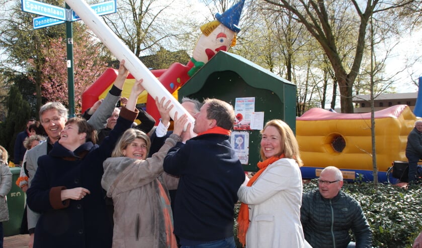 Voordat de vlag kon worden gehesen moest het College eerst de vlaggenmast weer verticaal zetten: voor het eensgezinde breed gedragen vijftal een fluitje van een cent.
