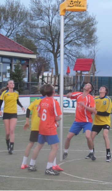 Het werd een leuke wedstrijd en DOS en U19 speelden in hoog tempo met veel verdedigende druk. De coaches Steven Brink en Daan van der Klis vonden het een mooie invulling van deze korfbal-loze week.