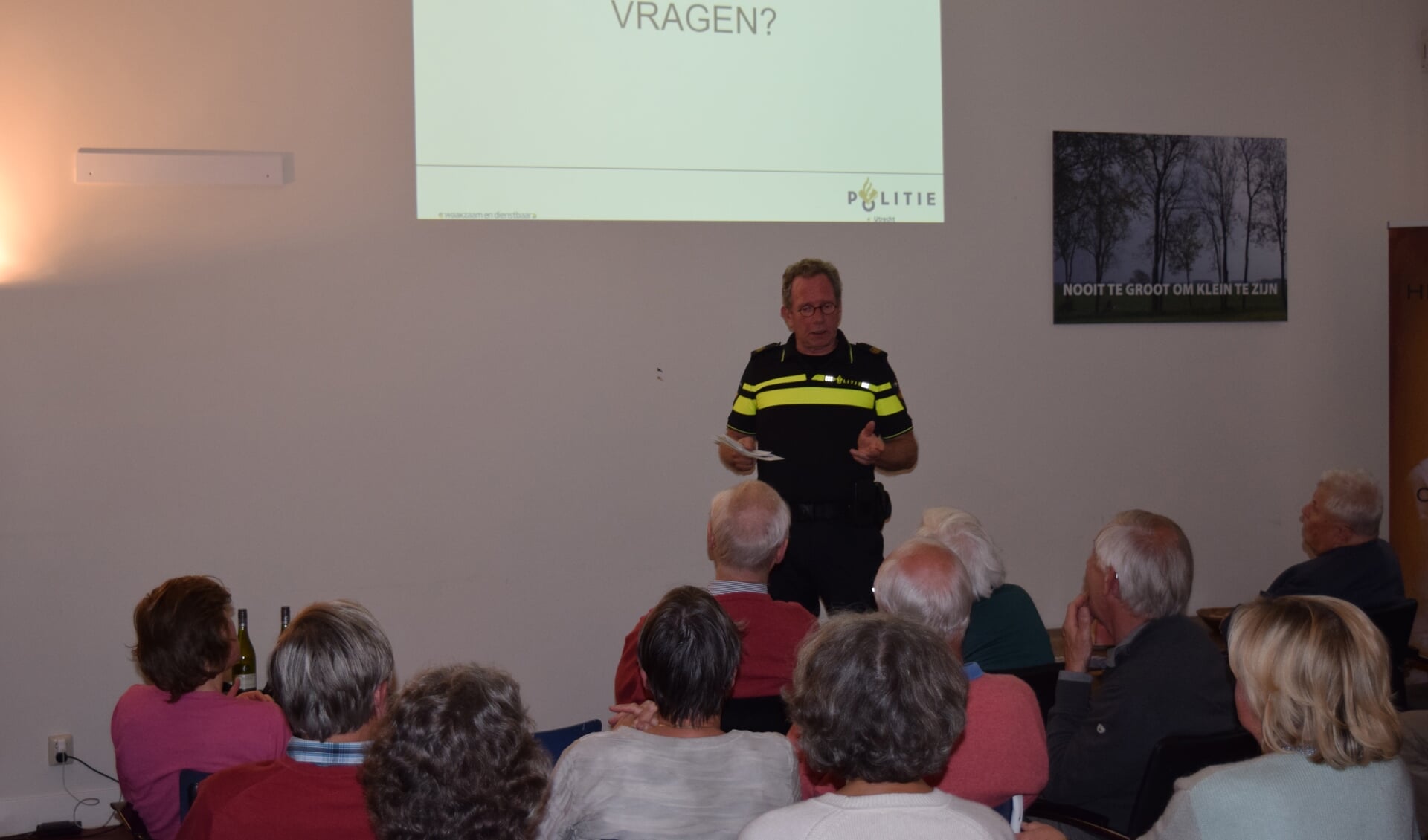 Wijkagent Hans Gies: 'Ondanks het lage aantal inbraken in deze wijk, is het goed als men elkaars eigendommen bewaakt. Bij een verdachte situatie, bel direct 112'