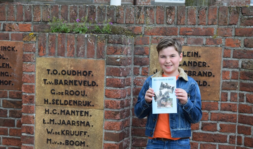 Matthias Nagel met zijn boek bij het herdenkingsmonument.