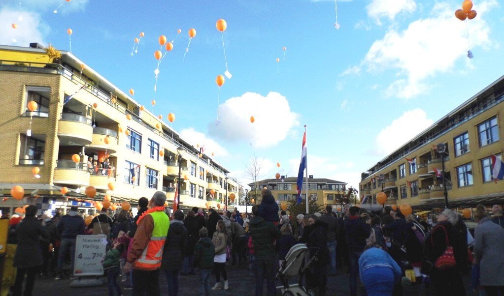 Grote drukte op het Maertensplein tijdens de aubade. Na het oplaten van de ballonnen startte de kindervrijmarkt.