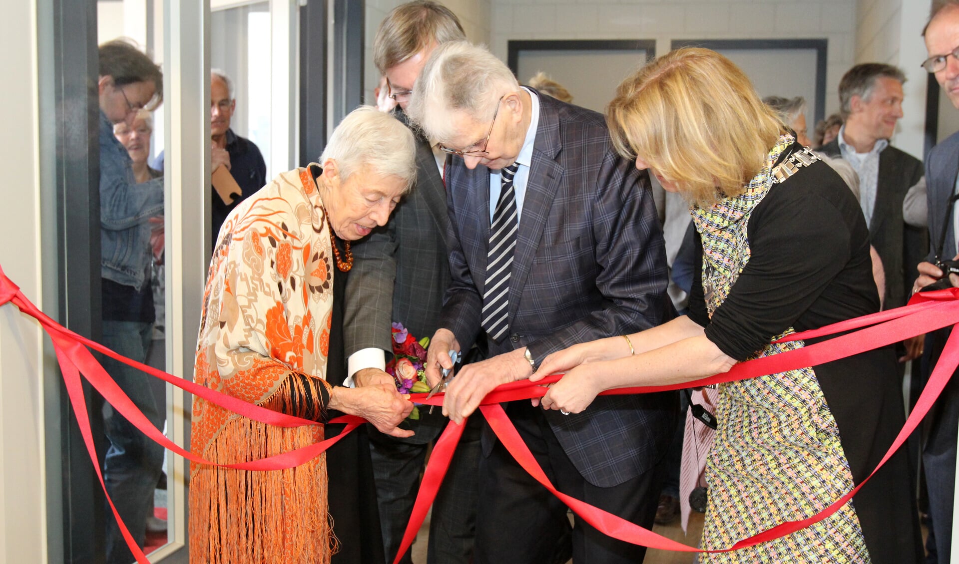 Hella en Wim van Schaik openen de tentoonstelling onder toeziend oog van burgemeester Annemiek Vermeulen van Leusden (rechts).