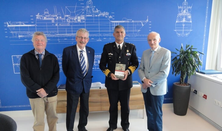 V.l.n.r. Jan Houter, Anne Doedens, admiraal Rob Verkerk en Liek Mulder bij de aanbieding van het boek.