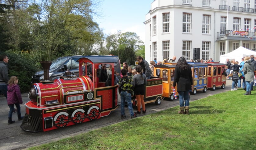 Het gemeentehuis was op Koningsdag ook per spoor bereikbaar. Het spellenfestival veranderde het gazon rond Jagtlust weer in een paradijs voor kinderen.