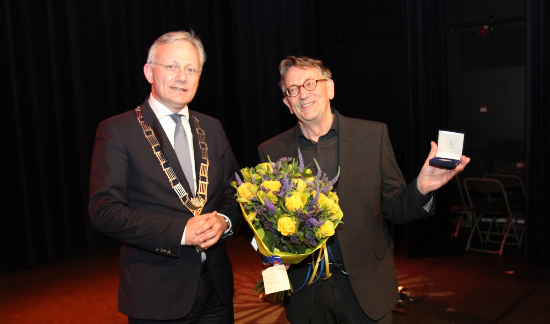Henk Zijlstra ontvangt de chapeaupenning uit handen van burgemeester Arjan Gerritsen. [foto Reyn Schuurman]