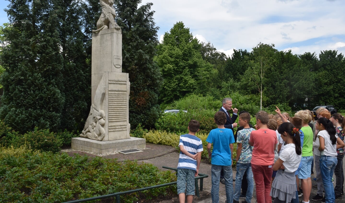 Naast Eva, Maud, Quinten en Stijn vertelde ook burgemeester Arjen Gerritsen het nodige over het monument.