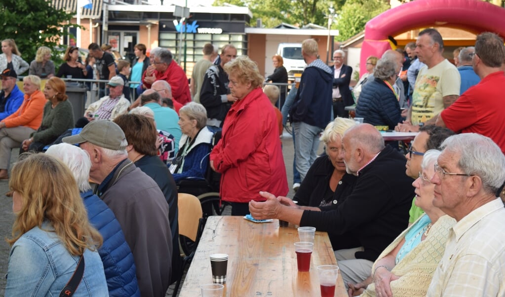 Als afsluiting van het seizoen vond zaterdag 25 juni een gezellig dorpsfeest plaats op het dorpsplein in Westbroek. [foto Walter Eijndhoven]