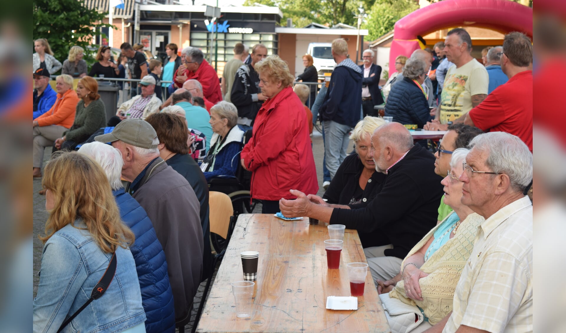 Als afsluiting van het seizoen vond zaterdag 25 juni een gezellig dorpsfeest plaats op het dorpsplein in Westbroek. [foto Walter Eijndhoven]