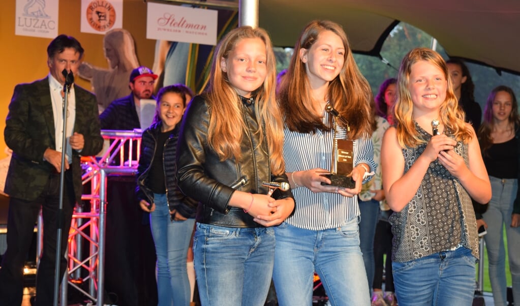 De winnaars van Bilthoven's Got Talent. V.l.n.r. Isis Mendel (2e), Ilse van Rijswijk (1e) en Isis Nijboer (3e).