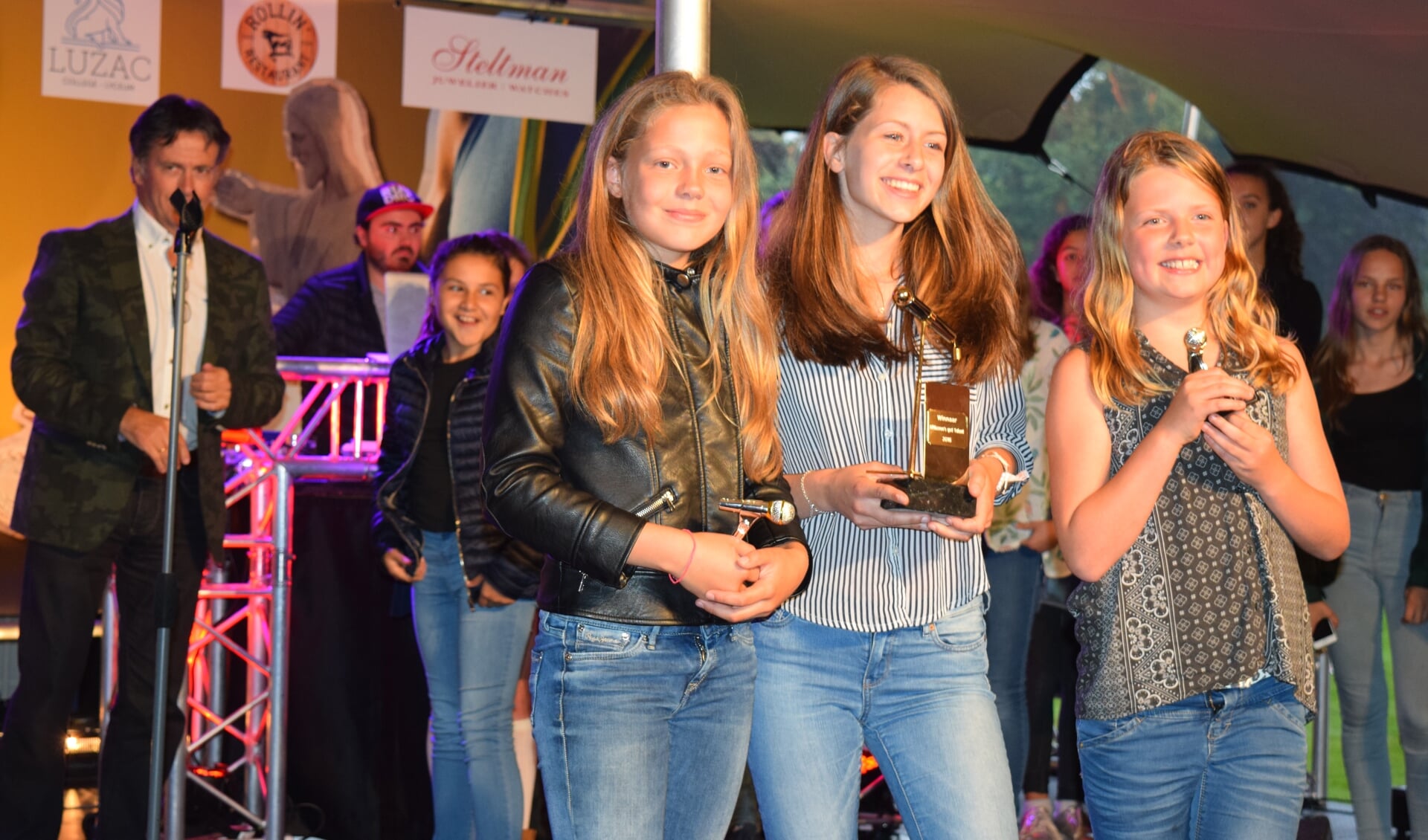 De winnaars van Bilthoven's Got Talent. V.l.n.r. Isis Mendel (2e), Ilse van Rijswijk (1e) en Isis Nijboer (3e).