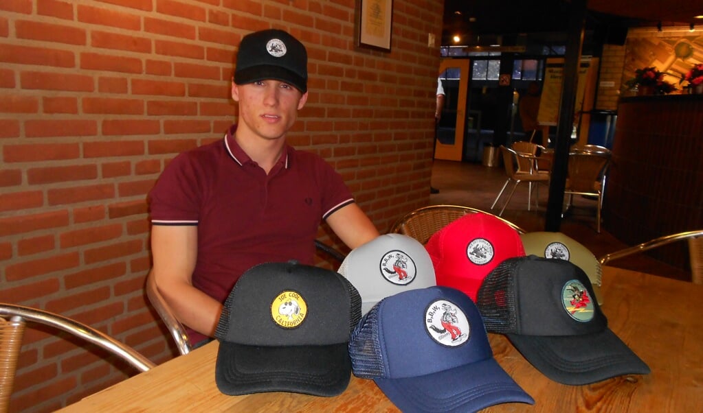 Ruben Elands startte als 13-jarige al met een krantenwijk en verkoopt naast zijn studie betaalbare caps met interessante logo's